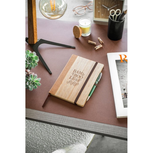 Caderno A5 Capa Dura em Folha de Bambu e Cortiça com Folhas Pautadas Personalizado H930281